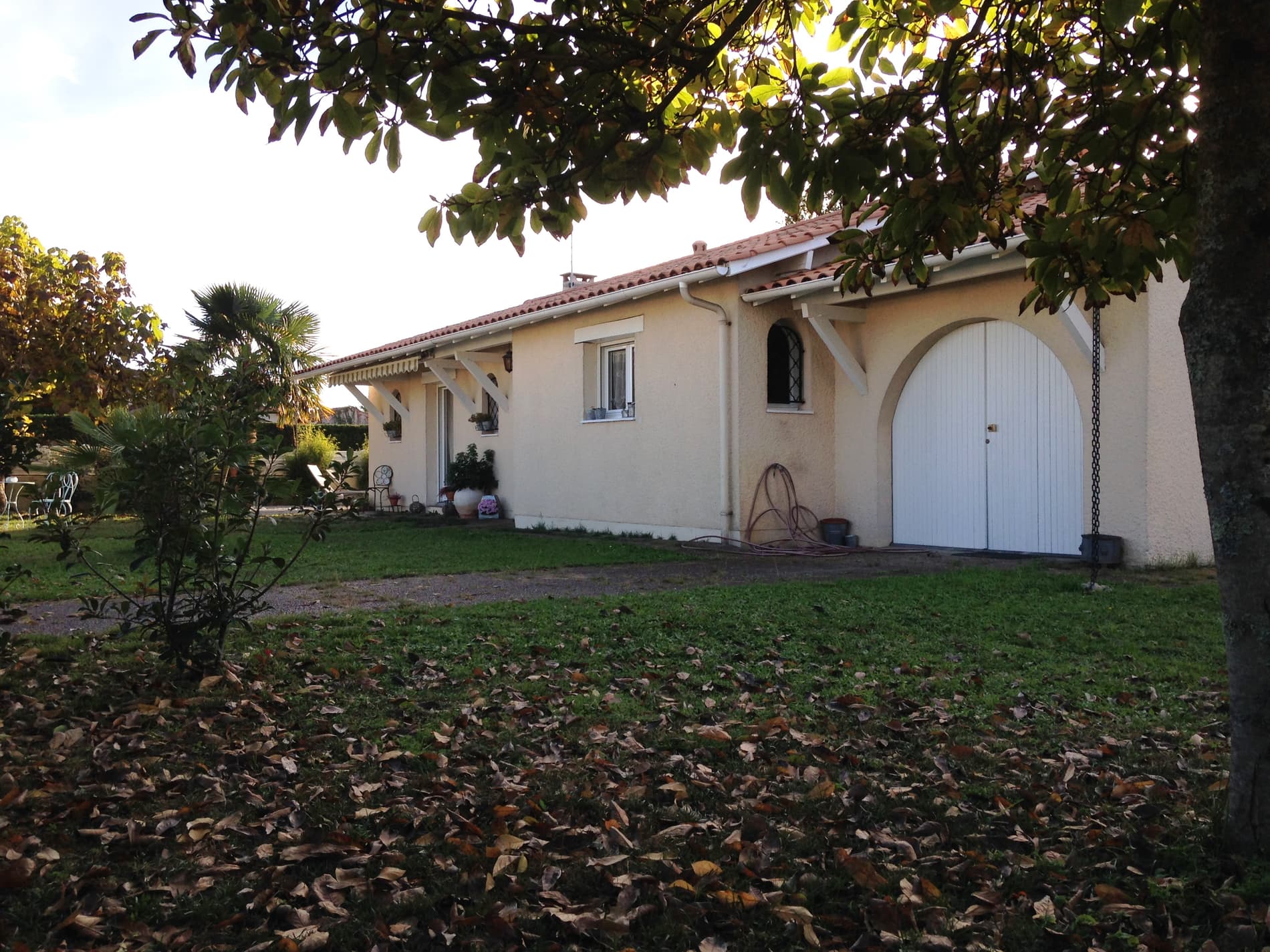 Maison de plain pied, studio, garage terrasse et jardin tout autour