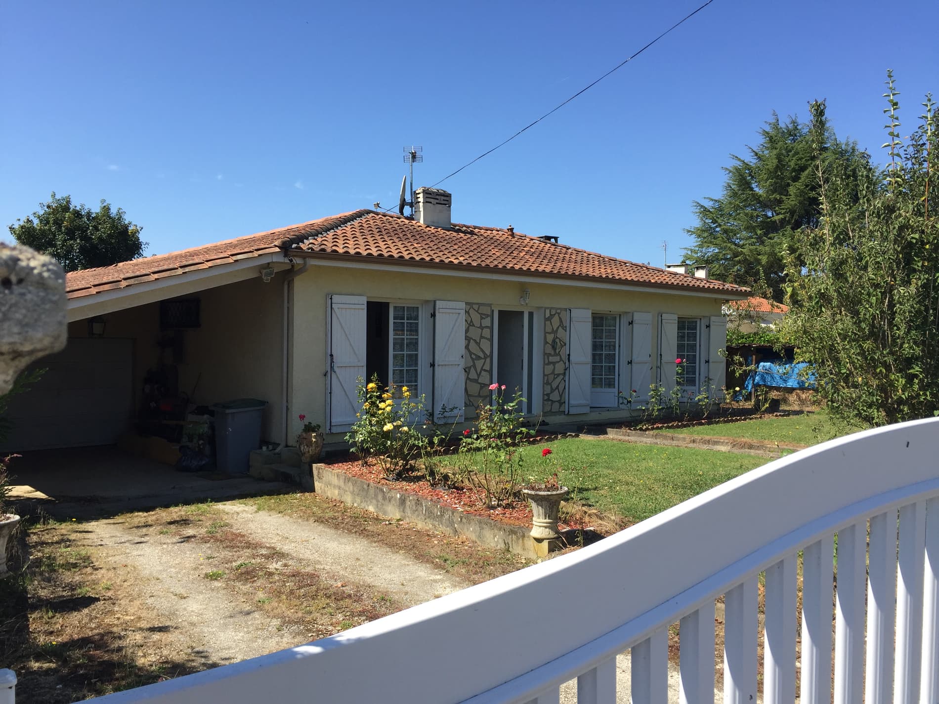 Maison de plain-pied de type 5, terrasse et garage, terrain tout autour de 1035 m2