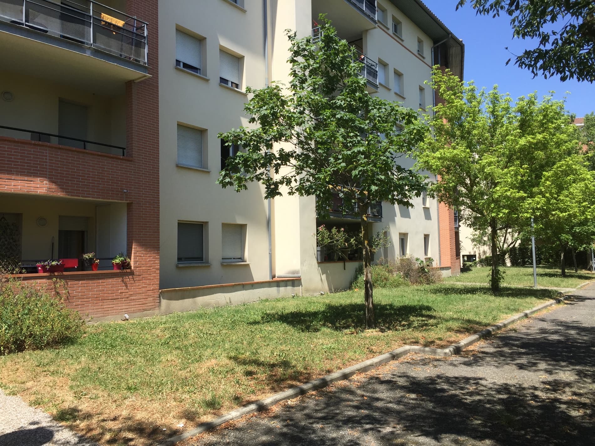 Appartement T3 RDC, balcon, parking, local à vélo, parc et piscine.