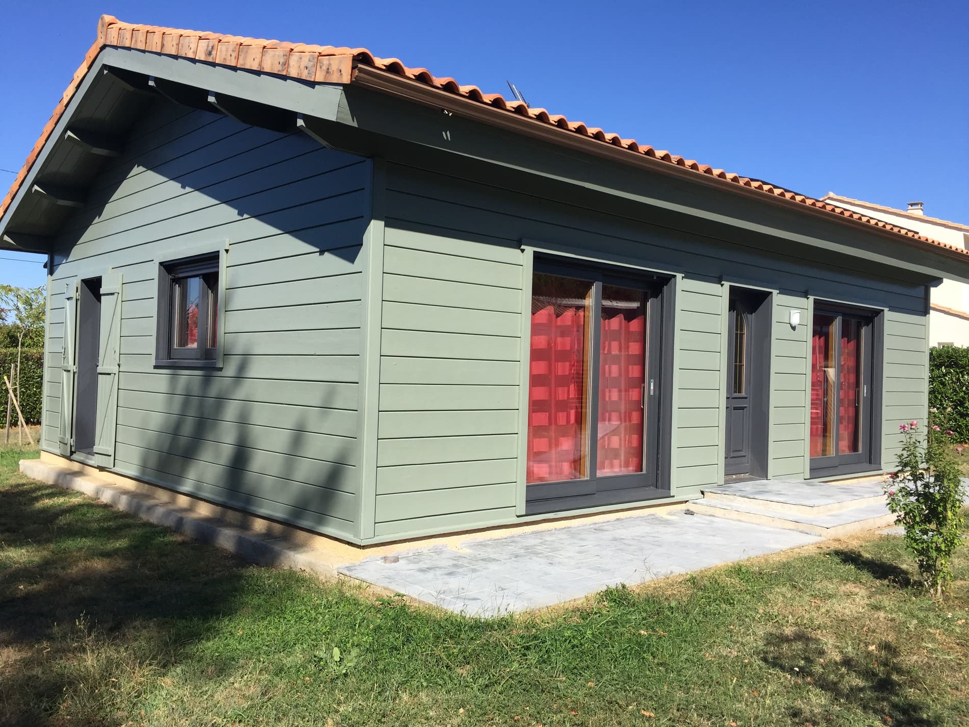 Maison écologique de 70 m2, parking et terrain.