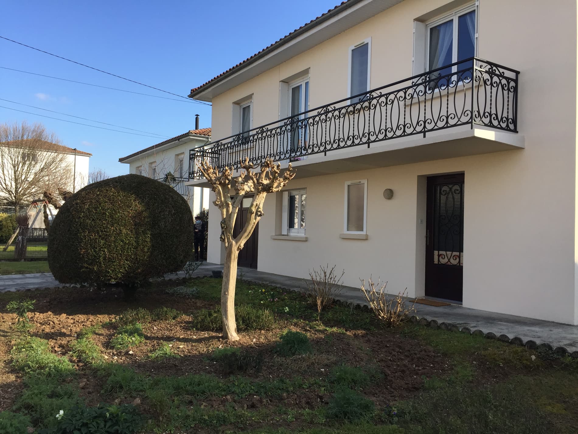 Maison de ville sur un terrain de 570 m2, type 4, garage, parking.