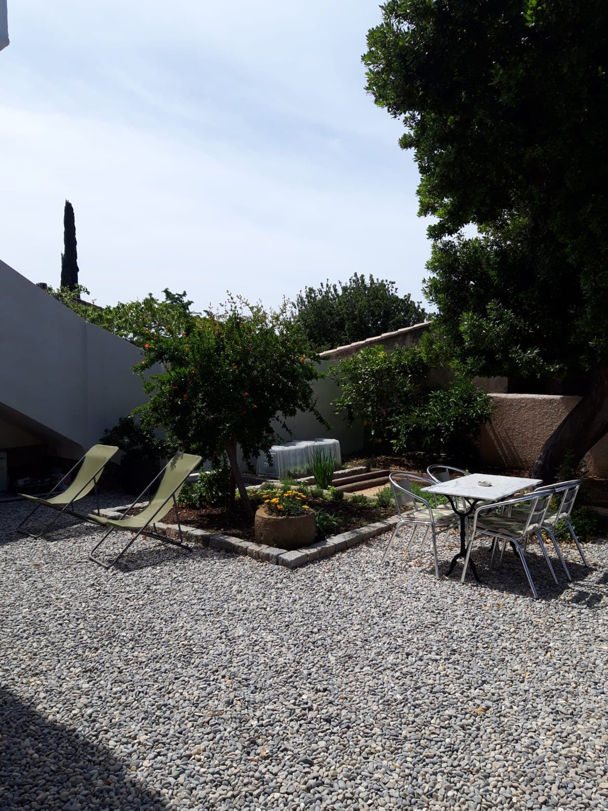 Idéal pour placement. Dans une maison divisée, un magnifique appartement de 70 m2 entièrement refait avec un jardin privatif de 270 m2
